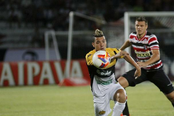 Sob olhares de um pblico modesto no Arruda, a vitria veio: 2 a 0, com gols de Bruno Moraes e Raniel