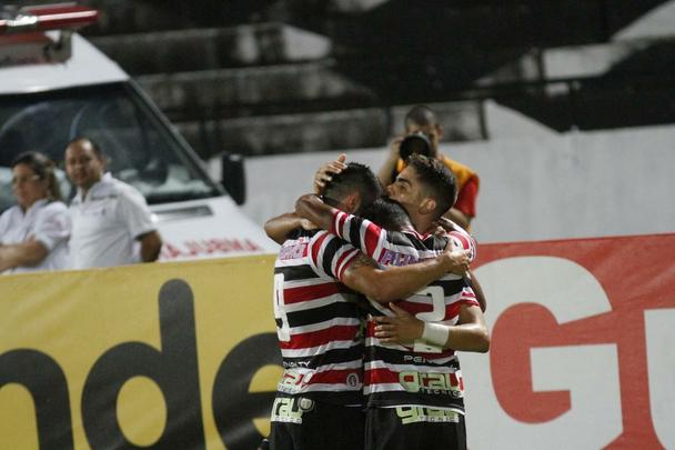 Sob olhares de um pblico modesto no Arruda, a vitria veio: 2 a 0, com gols de Bruno Moraes e Raniel