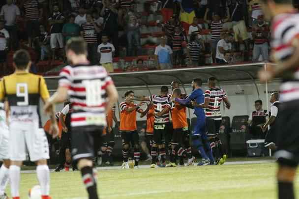 Sob olhares de um público modesto no Arruda, a vitória veio: 2 a 0, com gols de Bruno Moraes e Raniel
