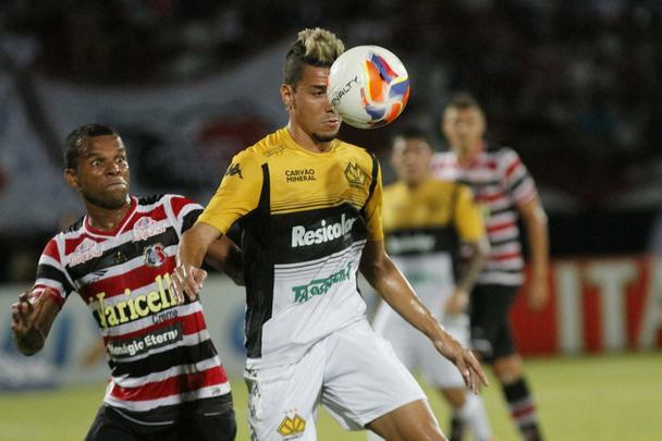 Sob olhares de um público modesto no Arruda, a vitória veio: 2 a 0, com gols de Bruno Moraes e Raniel