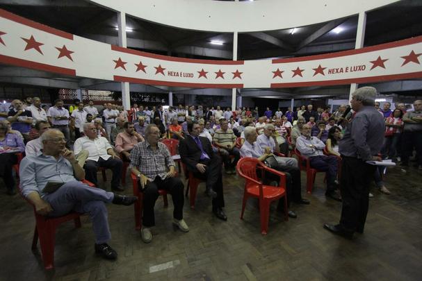 Durante a votao, alguns scios pediram o adiamento e ameaaram, inclusive, entrar com um pedido de anulao da assembleia