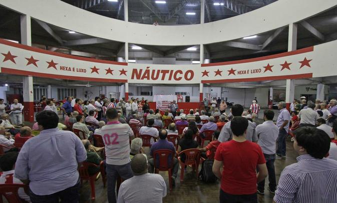 Durante a votação, alguns sócios pediram o adiamento e ameaçaram, inclusive, entrar com um pedido de anulação da assembleia
