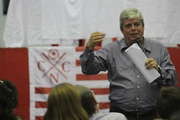 Durante a votação, alguns sócios pediram o adiamento e ameaçaram, inclusive, entrar com um pedido de anulação da assembleia