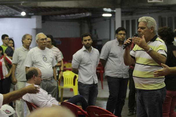Durante a votação, alguns sócios pediram o adiamento e ameaçaram, inclusive, entrar com um pedido de anulação da assembleia