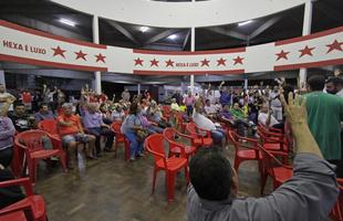 Durante a votao, alguns scios pediram o adiamento e ameaaram, inclusive, entrar com um pedido de anulao da assembleia