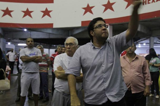 Durante a votação, alguns sócios pediram o adiamento e ameaçaram, inclusive, entrar com um pedido de anulação da assembleia