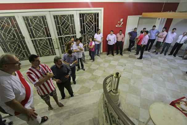 Durante a votação, alguns sócios pediram o adiamento e ameaçaram, inclusive, entrar com um pedido de anulação da assembleia