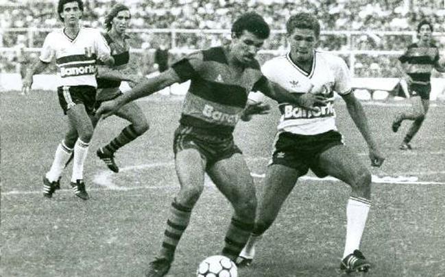 Isolado na liderana est Lus Carlos. O atacante foi o artilheiro do Sport no Campeonato Brasileiro de 1985, alcanando o nmero de 14 gols - a meta de Andr para o restante do Brasileiro de 2015.
