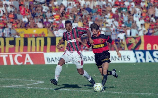 O bigode de Luiz Mller ficou famoso entre a torcida rubro-negra. Mas o ponto alto da passagem do atacante pela Ilha do Retiro foi no Brasileiro de 1996, quando ele marcou 10 gols.