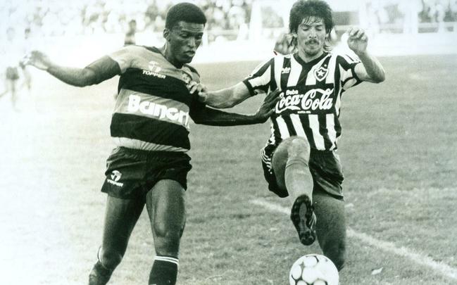 Conhecido como Nando Lambada, o atacante no era unanimidade entre os torcedores, mas com 8 gols, foi artilheiro do Sport justamente no ano em que o clube conquistou seu nico ttulo brasileiro, em 1987.