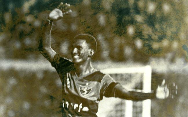Conhecido como Nando Lambada, o atacante no era unanimidade entre os torcedores, mas com 8 gols, foi artilheiro do Sport justamente no ano em que o clube conquistou seu nico ttulo brasileiro, em 1987.