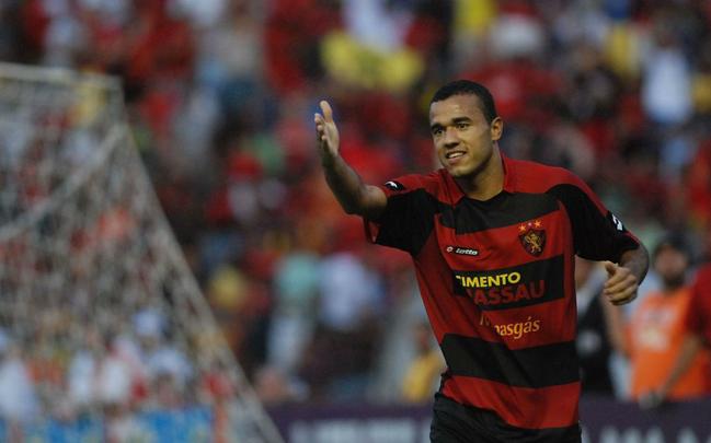 Roger saiu do Sport e no deixou saudades. Mas foi importantssimo em uma das melhores campanhas do clube no Brasileiro, em 2008. Naquele ano, o atacante foi s redes 11 vezes.