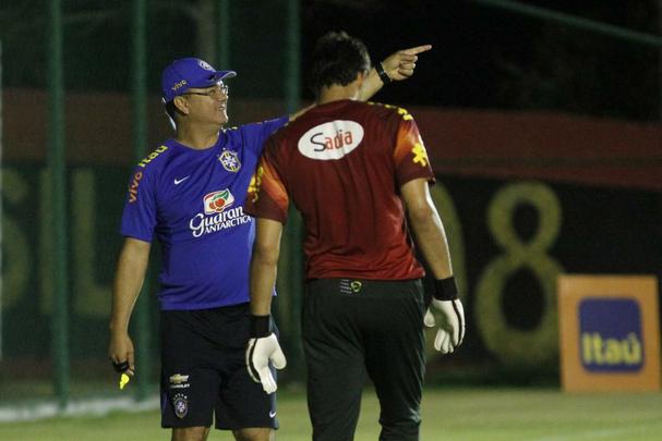 A Seleo Olmpica realizou a primeira movimentao em solo pernambucano visando o confronto com os Estados Unidos, na prxima quarta-feira, na Ilha