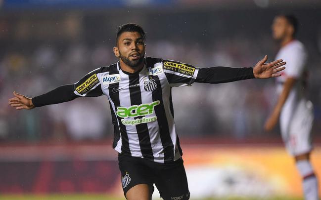 GABRIEL BARBOSA - Precoce, ele estreou no futebol profissional aos 16 anos. Mas j� carregava o apelido de Gabigol. Vem fazendo jus � fama nas �ltimas duas temporadas: em 2014, foram 21 gols; na atual, s�o 18 e a artilharia da Copa do Brasil, torneio do qual o Santos � finalista.