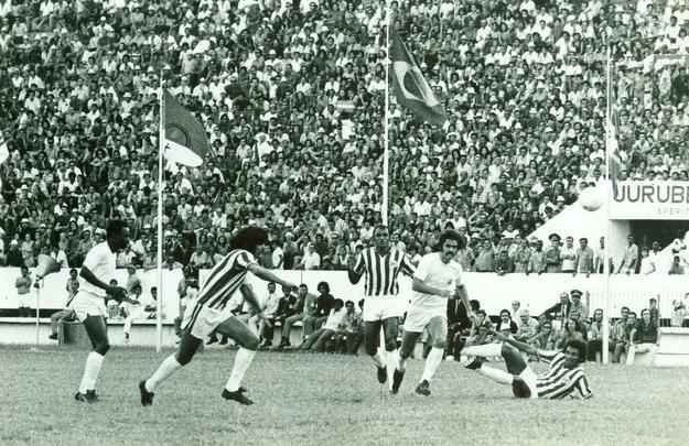 Náutico 0x3 Santos - 30/09/1973. Em 1973, 38.225 torcedores viram o Santos - com Pelé em campo - atropelar o Náutico: 3 a 0. Edu (2) e Eusébio marcaram os gols santistas.
