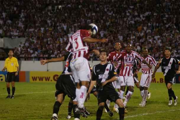 Náutico 1x1 Vasco - 14/06/2008. Com a suspensão dos Aflitos, após a confusão causada pelo então zagueiro André Luiz do Botafogo, o Náutico teve que realizar duas partidas no Arruda. A primeira foi contra o Vasco. Mesmo debaixo de muita chuva, 20.665 pessoas estiveram no estádio para assistir ao empate de 1 a 1, com gol de bicicleta do alvirrubro Wellington e de Edmundo para os vascaínos.