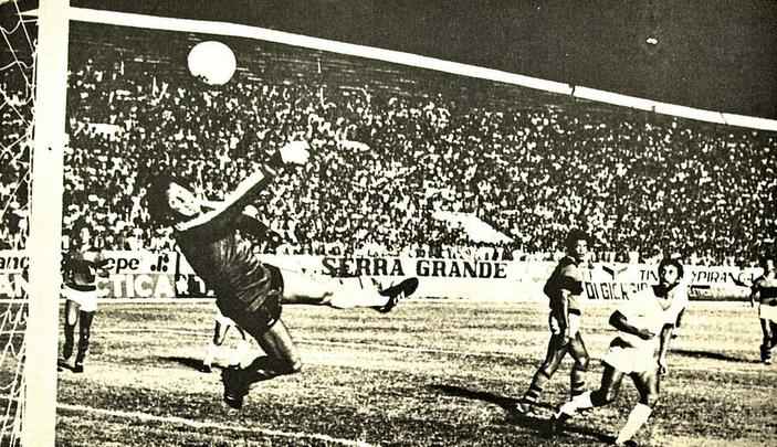 Náutico 3x4 Flamengo - 24/01/1982. Pela Taça de Ouro do Campeonato Brasileiro, Náutico x Flamengo protagonizaram um jogão de bola. Infelizmente para o Timbu, o rubro-negro carioca saiu vitorioso de campo em uma partida de sete gols. Zico marcou dois dos quatro gols flamenguistas na derrota alvirrubra por 4 a 3, que foi presenciada por 31.661 pessoas.