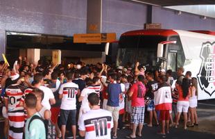 Torcida coral preparou uma recepo especial para o elenco do Santa Cruz aps a vitria sobre o Botafogo, no Rio de Janeiro