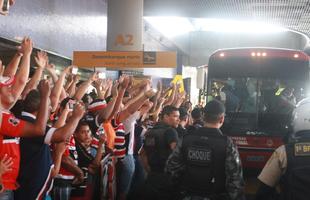 Torcida coral preparou uma recepo especial para o elenco do Santa Cruz aps a vitria sobre o Botafogo, no Rio de Janeiro