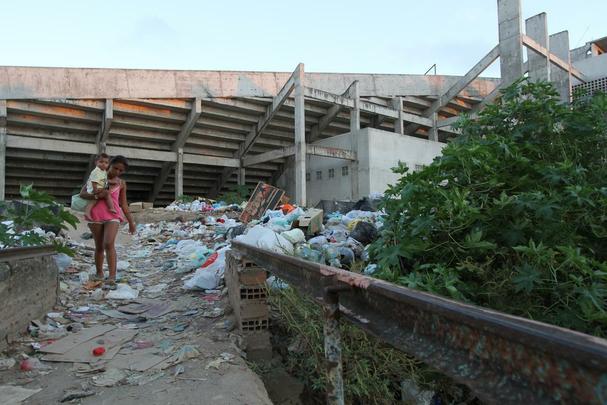 Moradores têm que passar em meio ao lixo, entre ratos, baratas e suportando o mau odor que domina o local