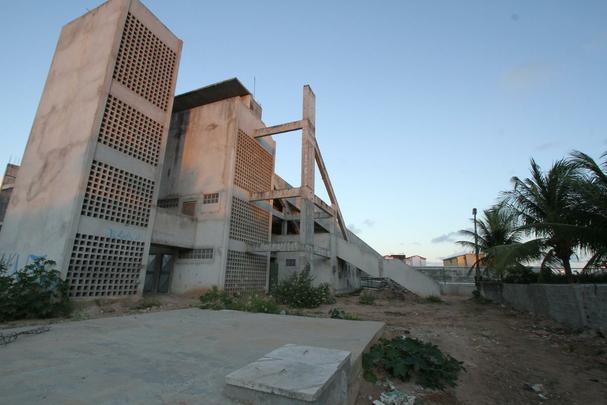 Instalação dos postes de iluminação e refletores deveria ocorrer em novembro. Contudo, não há sinal nem dos alicerces para os postes