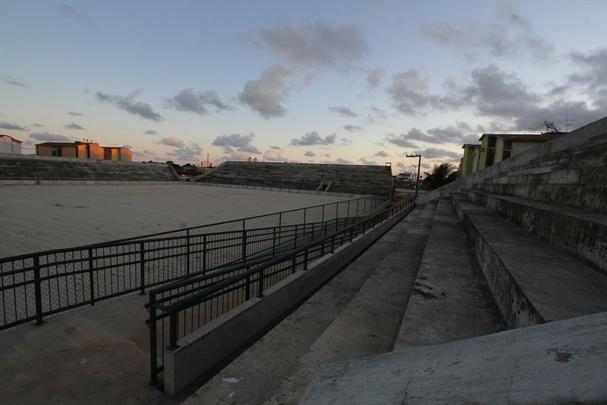 Gramado era para ter sido colocado no fim de outubro. Em 16 de novembro, apenas havia areia espalhada