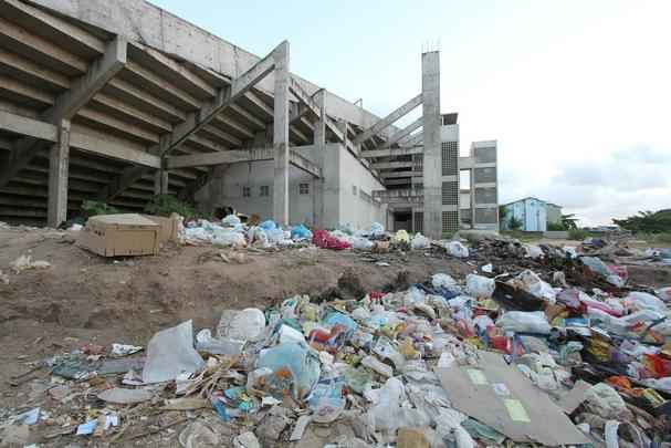 Lixo toma conta do canal na avenida México, por trás do estádio
