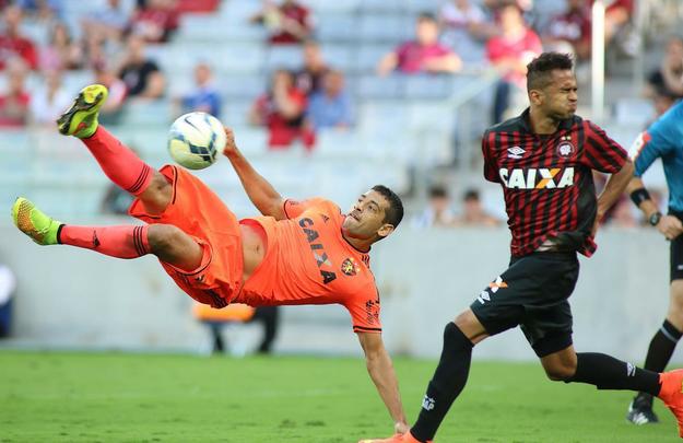 Golaço - Diego Souza salta para mandar um voleio e fazer o gol da vitória sobre o Atlético Paranaense, na Arena da Baixada, pela 34ª rodada do Campeonato Brasileiro de 2014. O lance é classificado por muitos como o mais bonito protagonizado pelo jogador no Leão