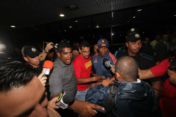 Em maro de 2016, Diego Souza anunciou sua sada do Fluminense e retorno ao Sport. Poucos meses aps a sada, concretizava-se a volta do dolo e destaque da equipe em 2015.