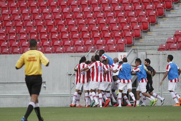 Nutico recebe o Bahia na Arena Pernambuco pelo Brasileiro da Srie B de 2015