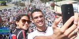 Milhares de torcedores do Santa Cruz invadem as ruas do Recife para acompanhar a chegada da delegao e comemorar o acesso do clube  Srie A
