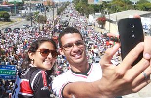 Milhares de torcedores do Santa Cruz invadem as ruas do Recife para acompanhar a chegada da delegao e comemorar o acesso do clube  Srie A