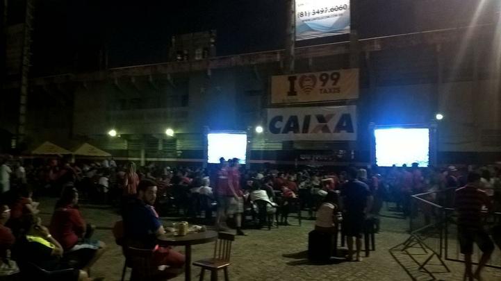 Torcida do Sport ocupa parte social do clube com a Ilha do Retiro de portões fechados