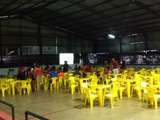 Torcida do Sport ocupa parte social do clube com a Ilha do Retiro de portões fechados