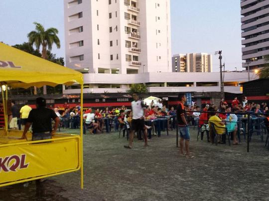 Torcida do Sport ocupa parte social do clube com a Ilha do Retiro de portões fechados
