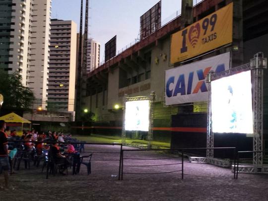 Torcida do Sport ocupa parte social do clube com a Ilha do Retiro de portões fechados