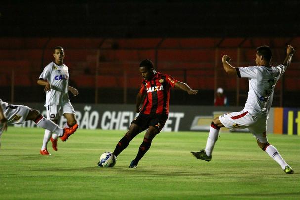 Sport x Atlético Paranaense se enfrentam pelo Brasileiro da Série A de 2015 com portões fechados