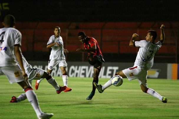 Sport x Atlético Paranaense se enfrentam pelo Brasileiro da Série A de 2015 com portões fechados