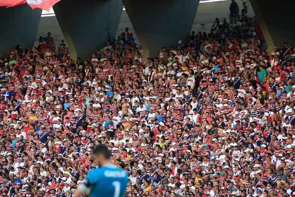 O ltimo adeus do Santa Cruz  Srie B terminou com o melhor dos desfechos. Diante do Vitria, o time coral no deixou de brindar cada torcedor que foi ao Arruda e aplicou um 3 a 1 sem traumas na equipe baiana