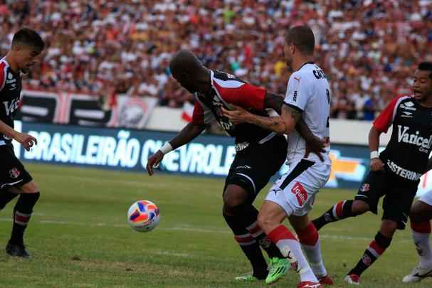 O ltimo adeus do Santa Cruz  Srie B terminou com o melhor dos desfechos. Diante do Vitria, o time coral no deixou de brindar cada torcedor que foi ao Arruda e aplicou um 3 a 1 sem traumas na equipe baiana