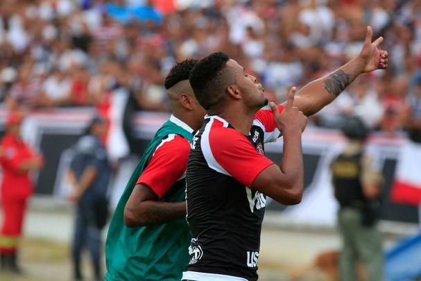 O ltimo adeus do Santa Cruz  Srie B terminou com o melhor dos desfechos. Diante do Vitria, o time coral no deixou de brindar cada torcedor que foi ao Arruda e aplicou um 3 a 1 sem traumas na equipe baiana