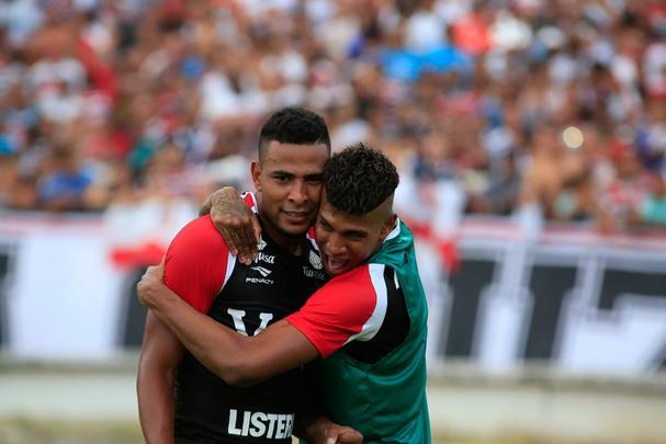 O ltimo adeus do Santa Cruz  Srie B terminou com o melhor dos desfechos. Diante do Vitria, o time coral no deixou de brindar cada torcedor que foi ao Arruda e aplicou um 3 a 1 sem traumas na equipe baiana