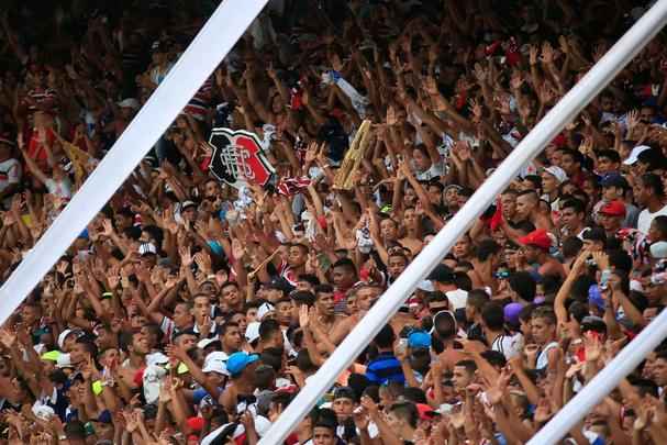 O ltimo adeus do Santa Cruz  Srie B terminou com o melhor dos desfechos. Diante do Vitria, o time coral no deixou de brindar cada torcedor que foi ao Arruda e aplicou um 3 a 1 sem traumas na equipe baiana