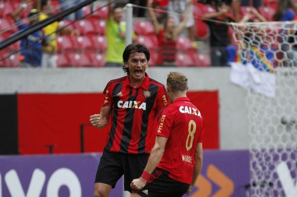 Equipes duelam pela 37 rodada do Campeonato Brasileiro de 2015. Partida  o ltimo jogo do Leo no ano diante da torcida rubro-negra 