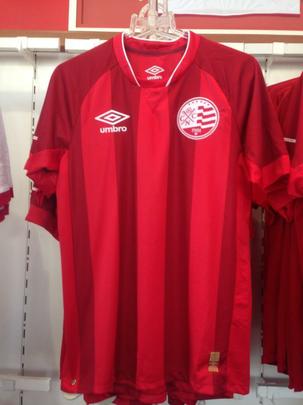 Kit com os dois padrões custa R$ 340; apenas a camisa vermelha é vendida avulsa. Loja oficial do clube é a única que possui as camisas esta semana. Camisas infantil e feminina também estão à venda.