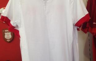 Kit com os dois padres custa R$ 340; apenas a camisa vermelha  vendida avulsa. Loja oficial do clube  a nica que possui as camisas esta semana. Camisas infantil e feminina tambm esto  venda.