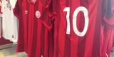 Kit com os dois padrões custa R$ 340; apenas a camisa vermelha é vendida avulsa. Loja oficial do clube é a única que possui as camisas esta semana. Camisas infantil e feminina também estão à venda.