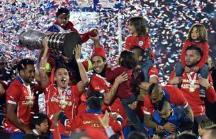 De volta aos gramados, o futebol brasileiro mostrou mais fragilidades.Em sua primeira competi��o p�s-Copa, o Brasil acabou eliminado na Copa Am�rica pelo Paraguai, nas quartas de final.A competi��o foi vencida pelo Chile, anfitri�o do torneio, que bateu a Argentina nos p�naltis na final (0 a 0 no tempo normal e 4 a 1 nas penalidades).