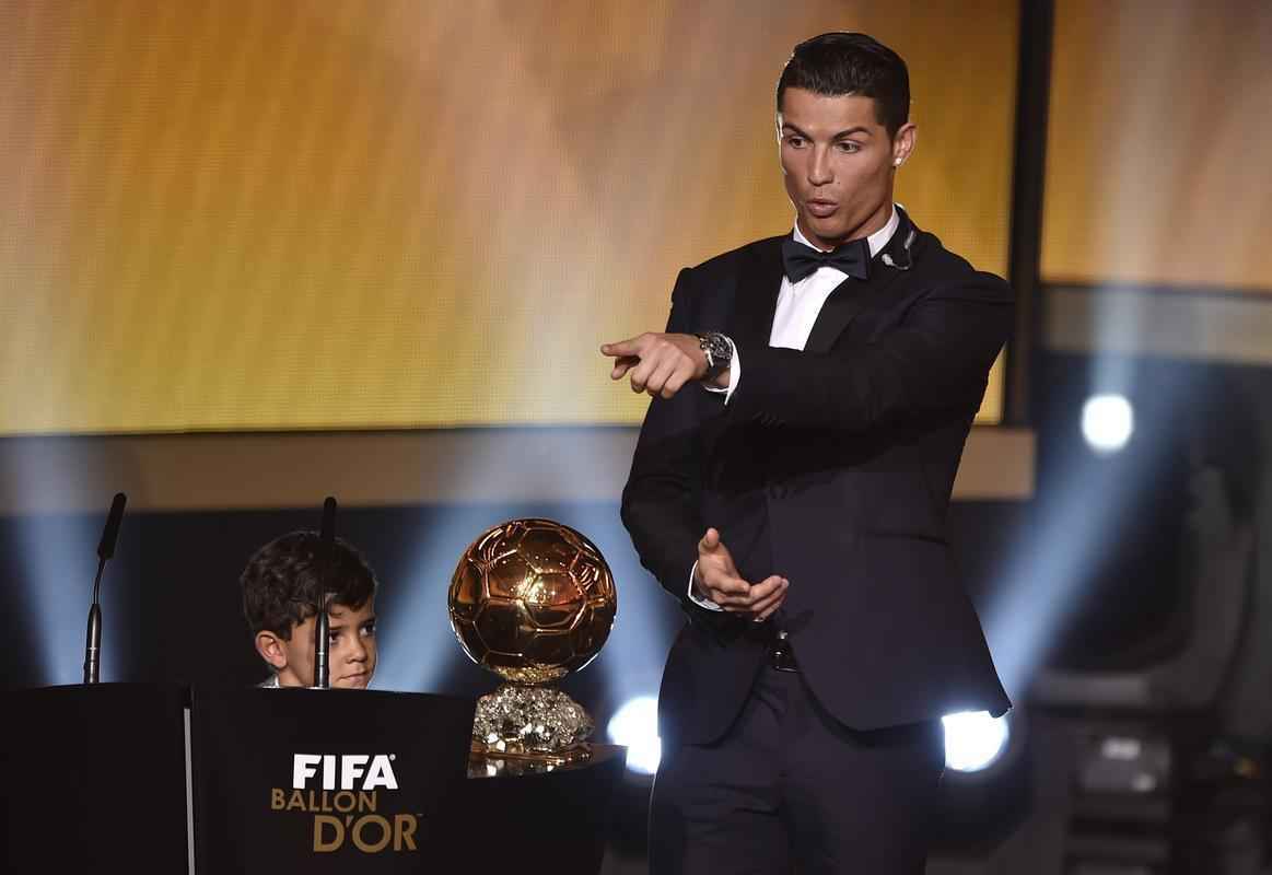 O ano come�ou com o portugu�s Cristiano Ronaldo sendo eleito o melhor jogador do mundo pela terceira vez (2008, 2013 e 2014). O portugu�s marcou 56 gols na temporada e conquistou quatro t�tulos, entre eles a Liga dos Campe�es 2013/14. E o portugu�s est� novamente na final, junto com Lionel Messi (eleito quatro vezes) e o brasileiro Neymar.