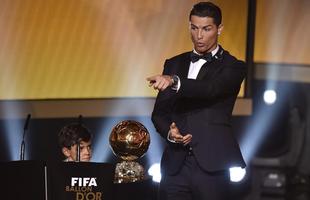 O ano come�ou com o portugu�s Cristiano Ronaldo sendo eleito o melhor jogador do mundo pela terceira vez (2008, 2013 e 2014). O portugu�s marcou 56 gols na temporada e conquistou quatro t�tulos, entre eles a Liga dos Campe�es 2013/14. E o portugu�s est� novamente na final, junto com Lionel Messi (eleito quatro vezes) e o brasileiro Neymar.